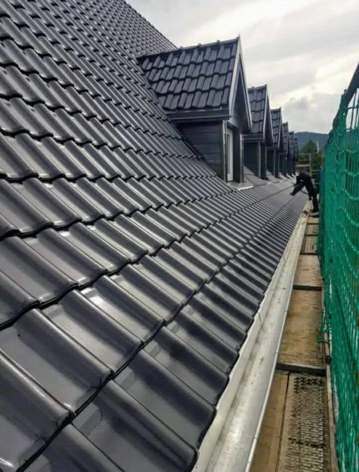 Dachfenster und Gaube am ausgebauten Dach